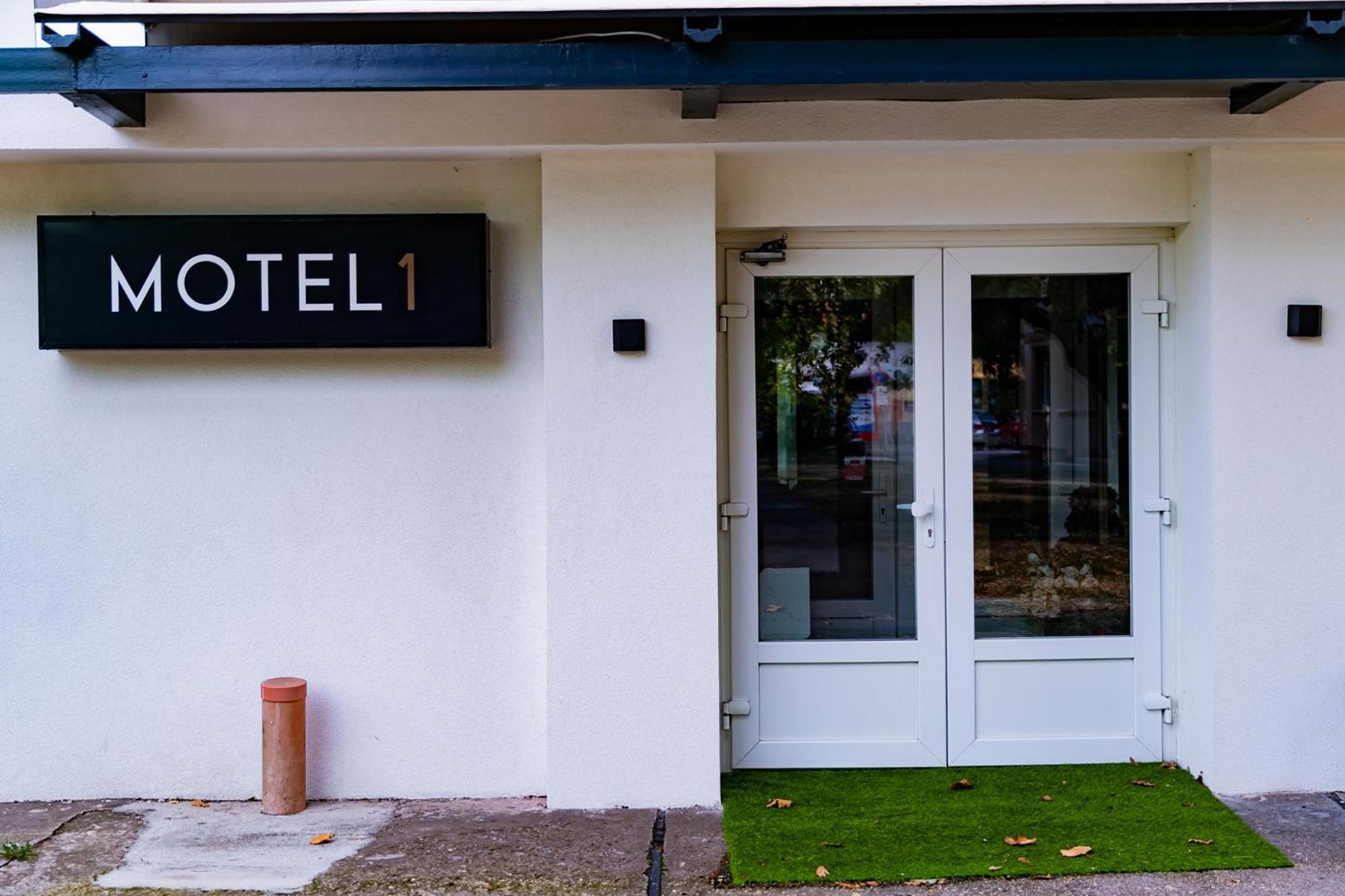 Motel1- A Megfizetheto Luxus! Dunaújváros エクステリア 写真