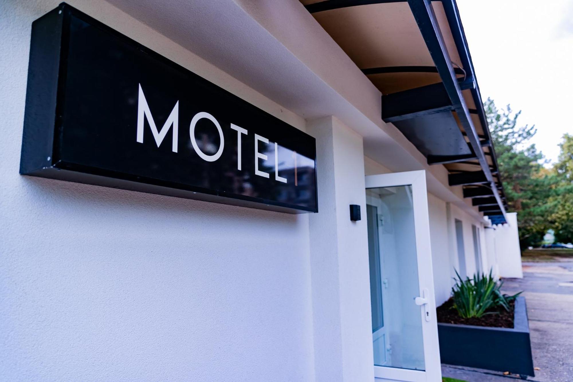 Motel1- A Megfizetheto Luxus! Dunaújváros エクステリア 写真
